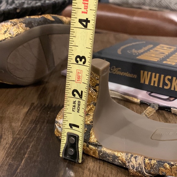 Anne Klein Sz 11M- Ferde Style Gorgeous Fabric Covered Gold and Brown Heels. A1 - Picture 5 of 5